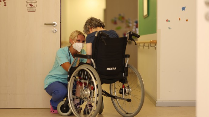 Trösten gehört als Pflegefachkraft dazu.